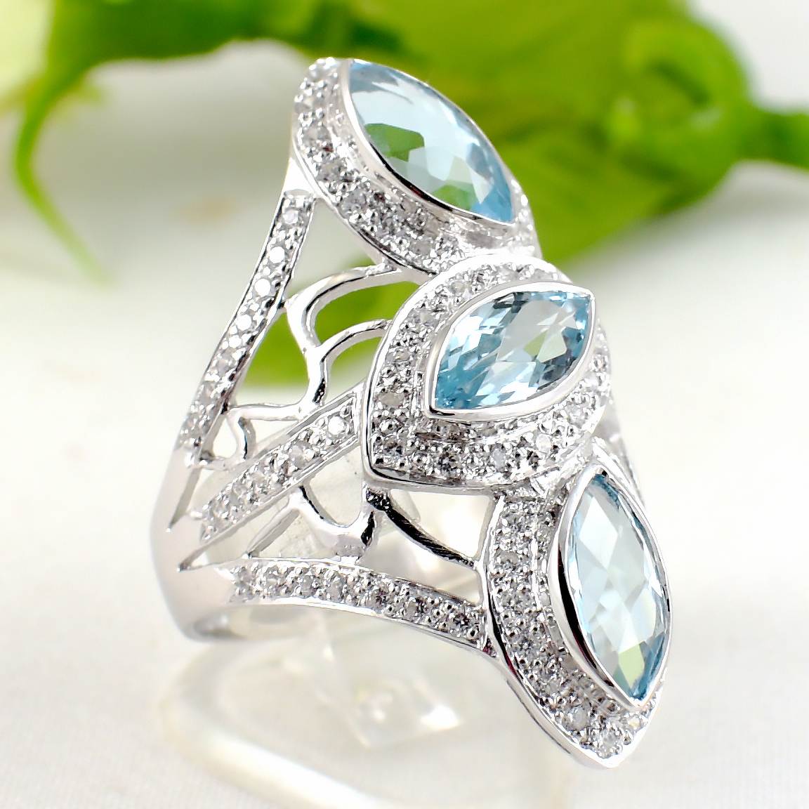 แหวนเงินแท้ราคาถูกชุบทองคำขาว สวิสบลูโทปาซแท้ 3.60 กะรัต เพชรCZ 0.79 กะรัต งานประณีตสวยงาม สั่งผลิตค่ะ