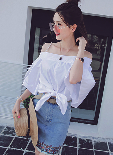 เสื้อแฟชั่นเปิดไหล่ สายเดี่ยว ผูกเอวสวมใส่สบายๆ แขนทรงระบาย รหัส 1337