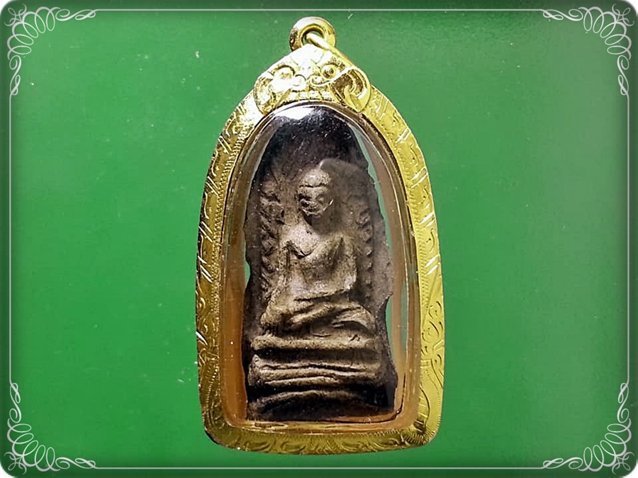 พระรอด วัดมหาวัน เนื้อดิน พิมพ์ใหญ่ เลี่ยมทอง
