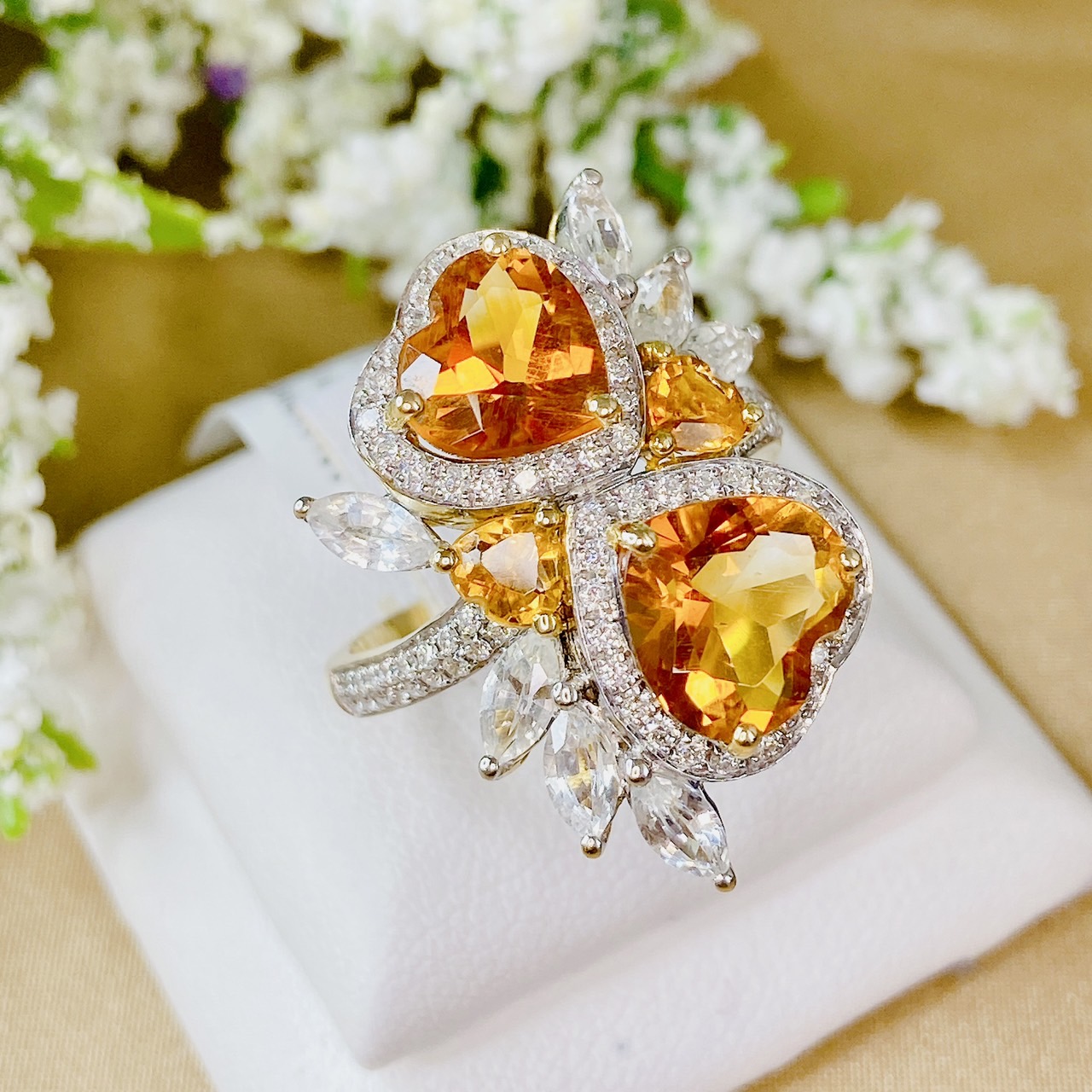 Citrine รูปหัวใจ ต่างไซส์ ล้อมด้วยเพชรน้ำ100 ประดับด้วยไว้ White Sapphire รูปทรงมาคีส์