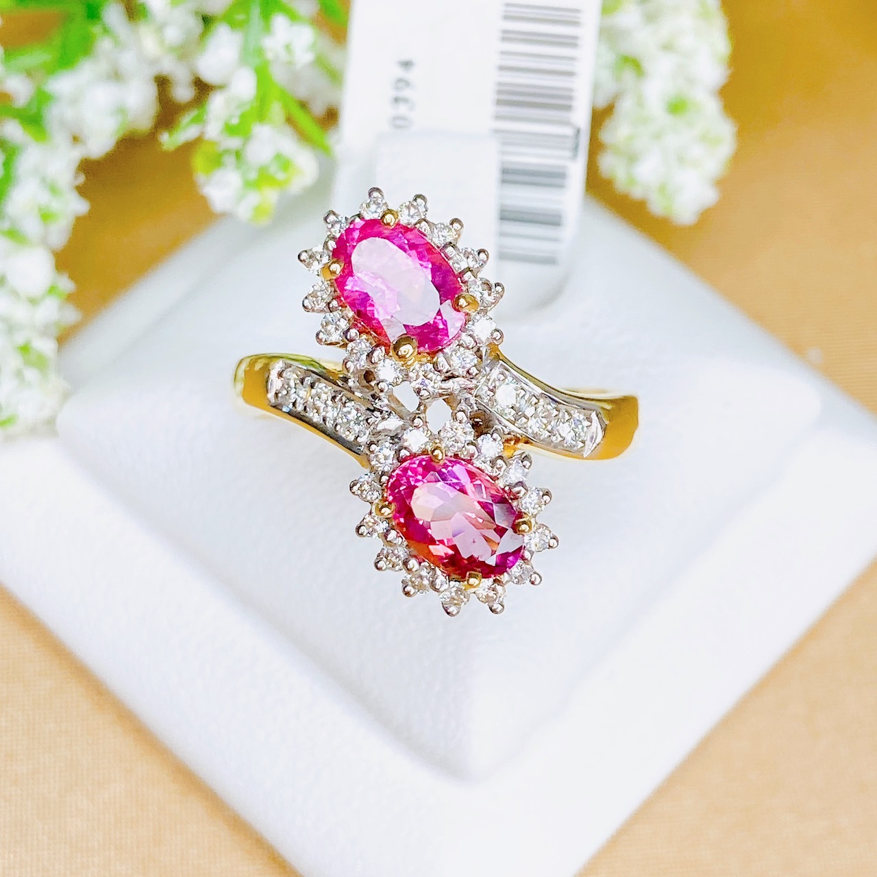 พลอย Tourmaline สีชมพู Chocky Pink รูปไข่ (Oval Shaped) ล้อมด้วยเพชรและเพชรบ่าไขว้กัน Cross Setting พลอยของจริงสีสวยมากค่ะ เล่นไฟดี ดีไซน์สวย เกร๋ ใส่ติดนิ้วได้เลยค่ะดูพิเศษมากๆ