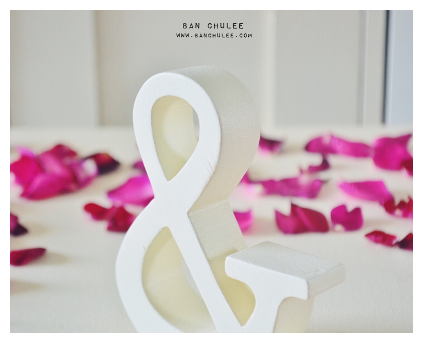 Shredded Wheat - สัญลักษณ์ & (Ampersand) ตั้งโต๊ะ งานไม้สัก โทนสีครีม