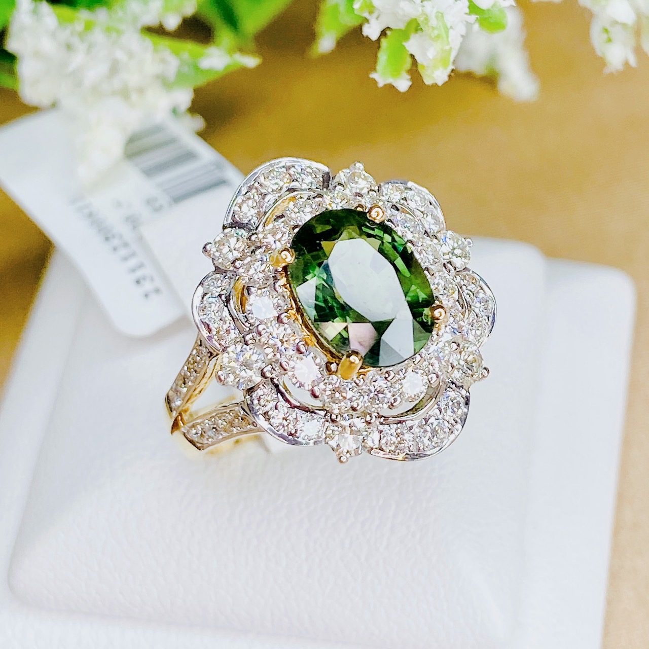 แหวนพลอยเขียวส่องประดับเพชร (Design Cocktail Ring) เขียวส่องเม็ดมาใหม่ สีสวยเหลี่ยมเล่นไฟ เจียระไนแบบเหลี่ยมเพชรรูปไข่ (Oval Shape) ล้อมเพชรสวย ไฟเต็มทุกเม็ด
