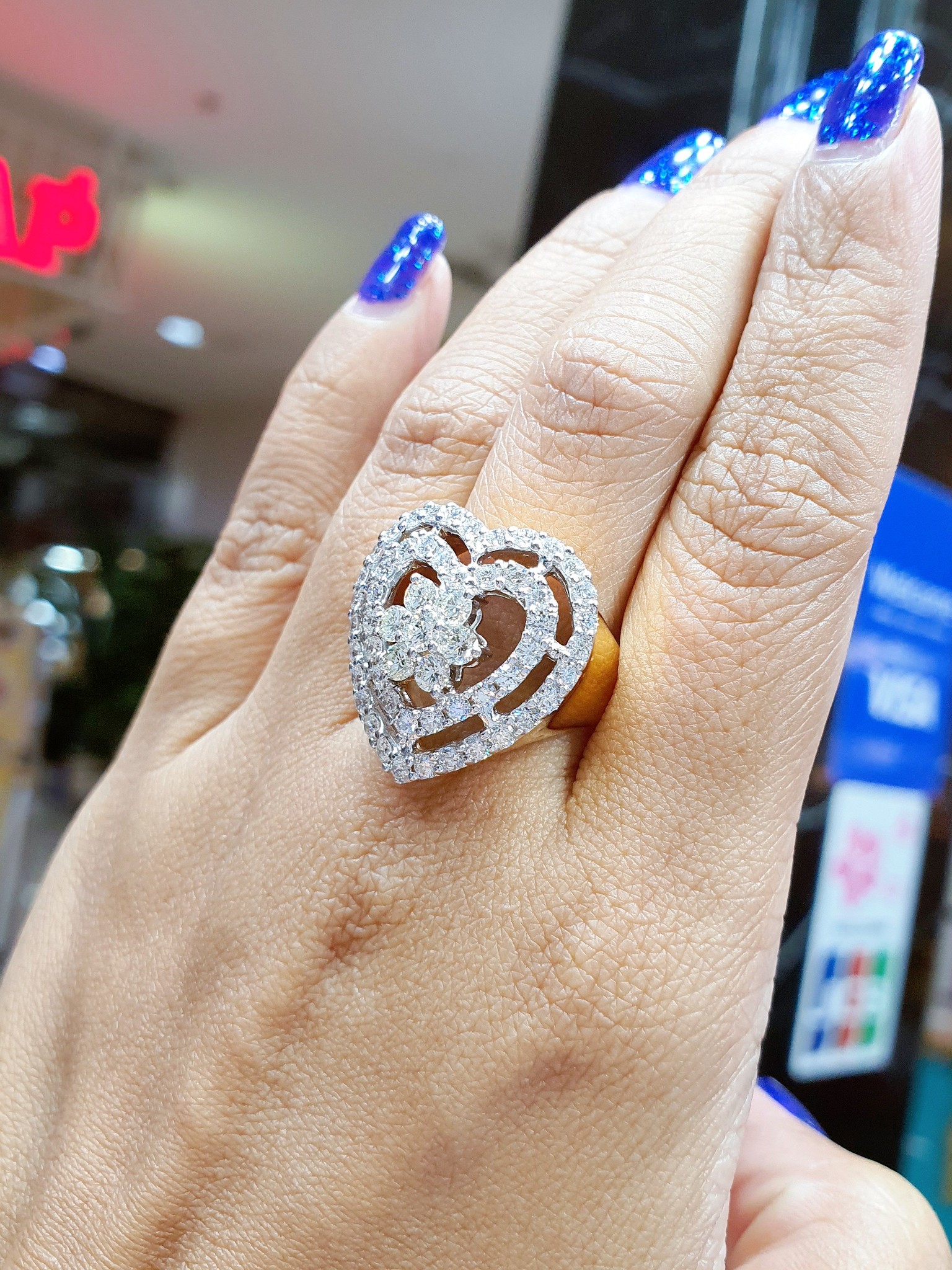 พร้อมส่งและสั่งผลิตแหวนเพชรแท้ดอกพิกุลล้อมเพชร2ชั้นรูปหัวใจสวยหรู เพชรขาวสวยเลยนะคะ แหวนแต่งงาน แหวนหมั้น ใส่เที่ยว ออกงาน แหวนทองคำ18K เพชรแท้ 2.28 กะรัต 56 เม็ด ราคาถูกมาก ส่งฟรี