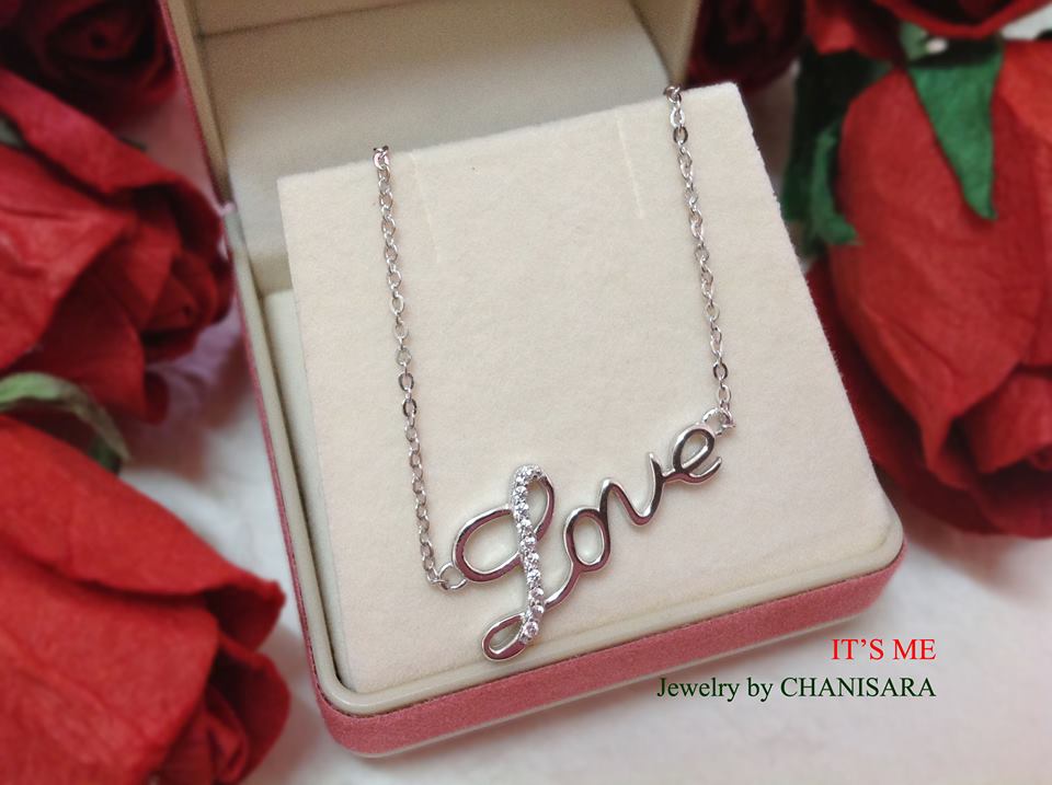 สร้อยพร้อมจี้ "Love"ประดับเพชร cz