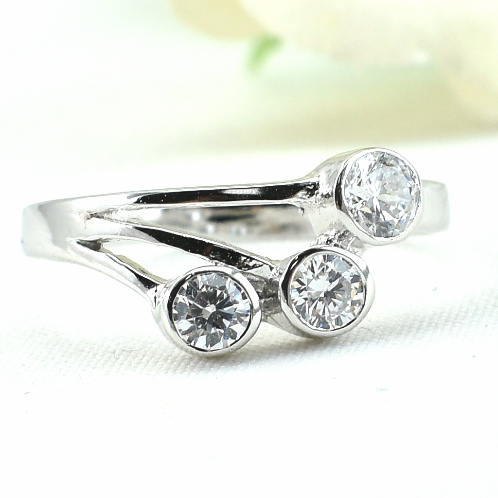 แหวนเงินแท้ราคาถูกชุบทองคำขาว เพชรCZแท้ 0.50 กะรัต งานประณีตสวยงาม สั่งผลิตค่ะ