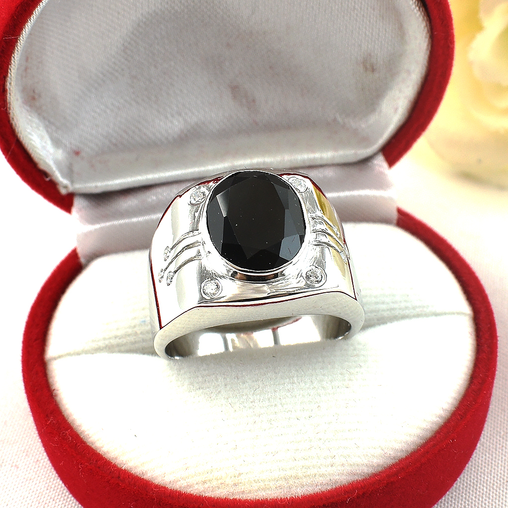 แหวนเงินแท้ราคาถูกชุบทองคำขาว นิลแท้ 6.0 กะรัต เพชรCZ 0.18 กะรัต งานประณีตสวยงาม สั่งผลิตค่ะ