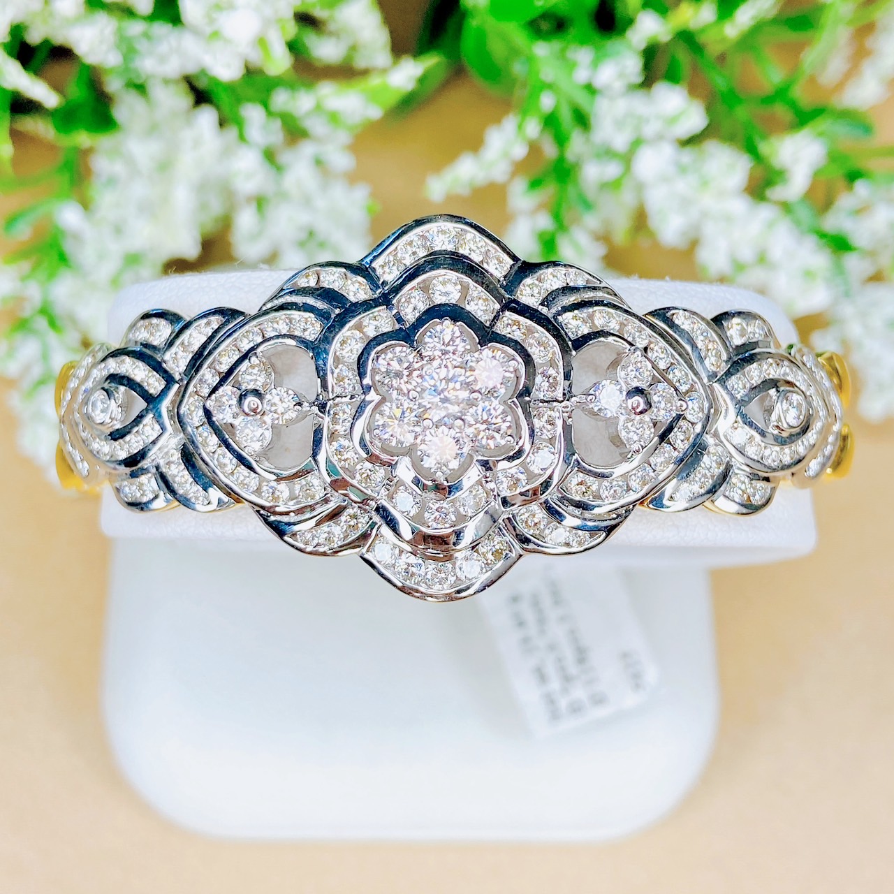 สร้อยข้อมือฝังเพชรลายฉลุเต็มหน้าตรงกลาง Center ฝังเป็นดอกพิกุล แล้วล้อมเพชรรอบชั้นนอกถัดมา ตัวเรือนทองหนา ชิ้นงานใหญ่ ใส่เต็มข้อมือ อลังการมากค่ะ