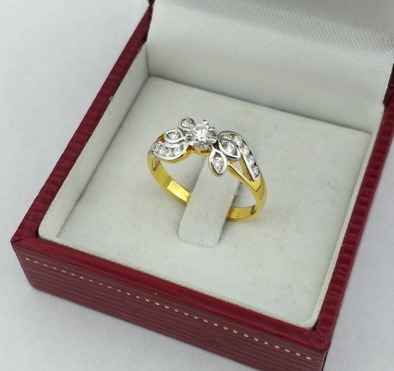 สั่งผลิตเพชรเบลเยี่ยมคัท แหวนแต่งงาน แหวนหมั้น ใส่เที่ยว ออกงาน แหวนทองคำ 18K เพชรแท้ 0.36 กะรัต 2.72 กรัม น้ำ 99 ราคาถูกมาก มีใบรับประกันค่ะ