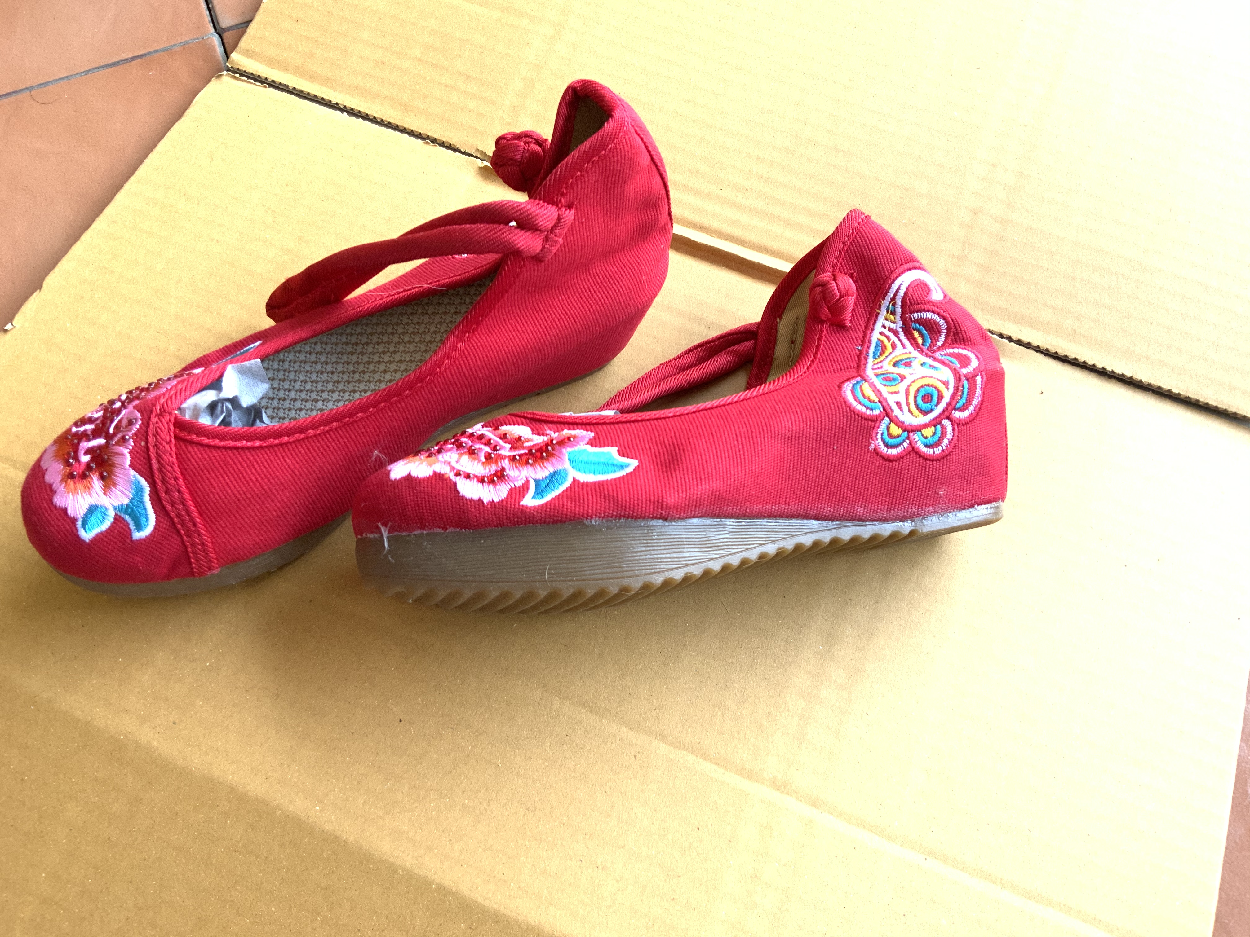 รองเท้าจีน ลายดอก เสริมส้ม