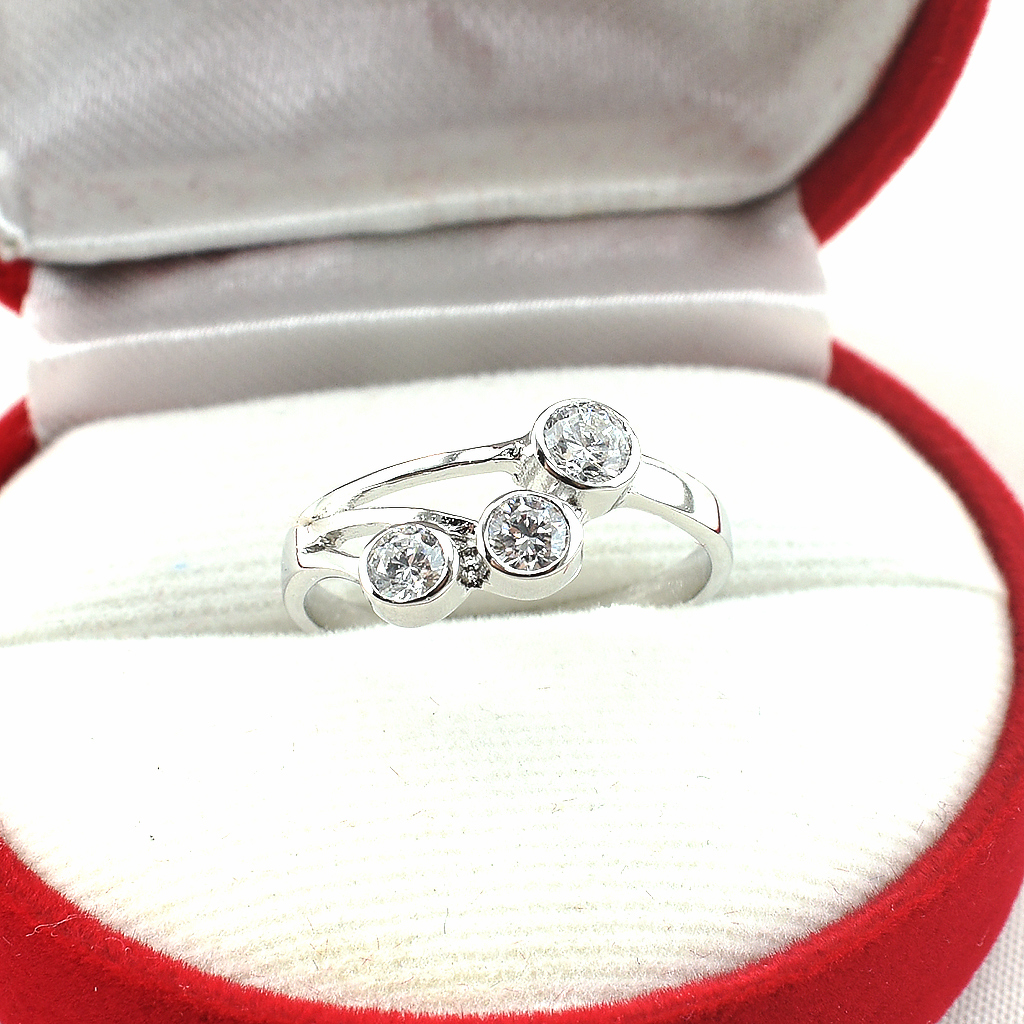 แหวนเงินแท้ราคาถูกชุบทองคำขาว เพชรCZแท้ 0.50 กะรัต งานประณีตสวยงาม สั่งผลิตค่ะ