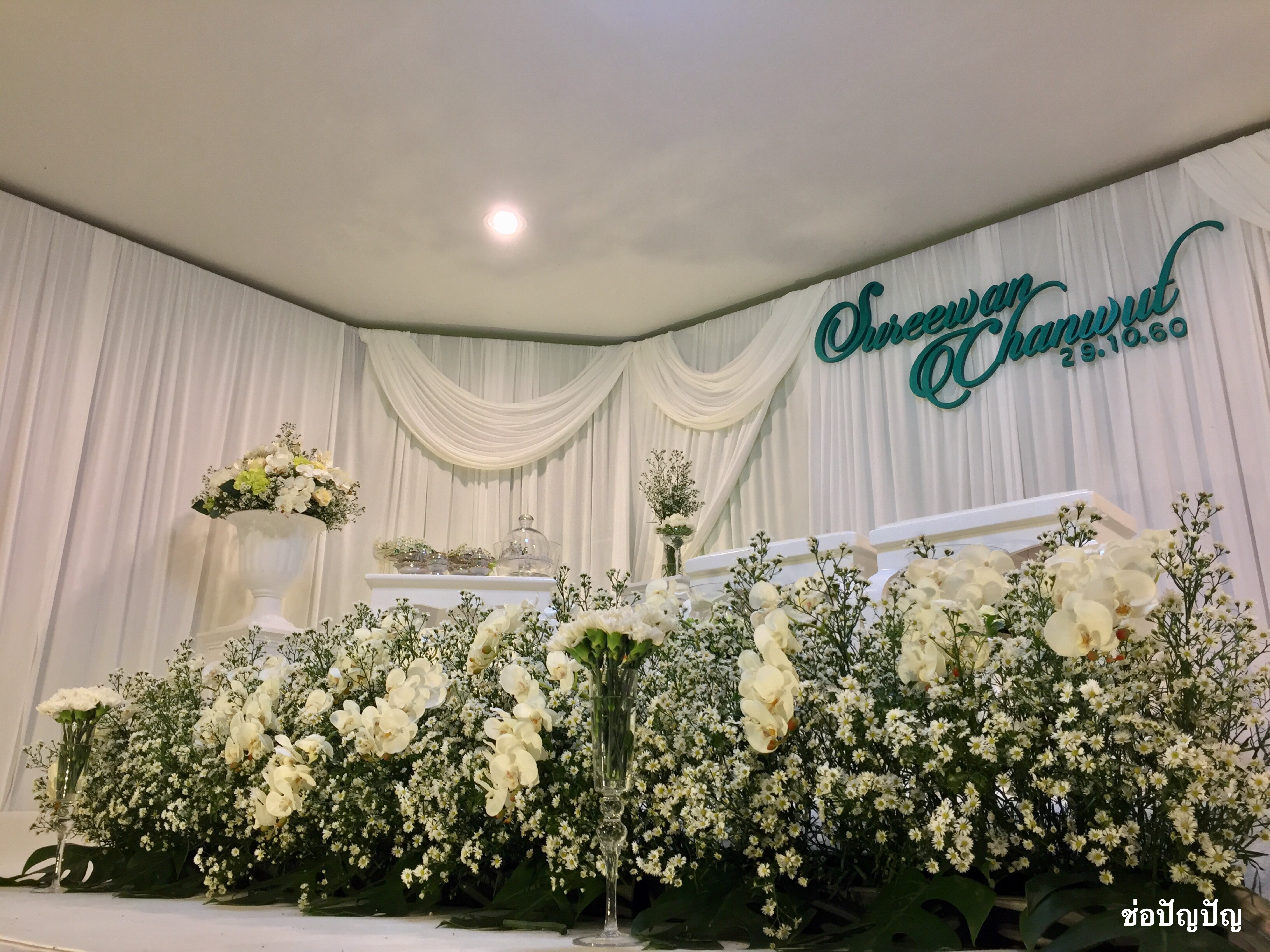 สถานที่หลั่งน้ำสังข์,แบคดรอปหลั่งน้ำสังข์ โทนขาวเขียว