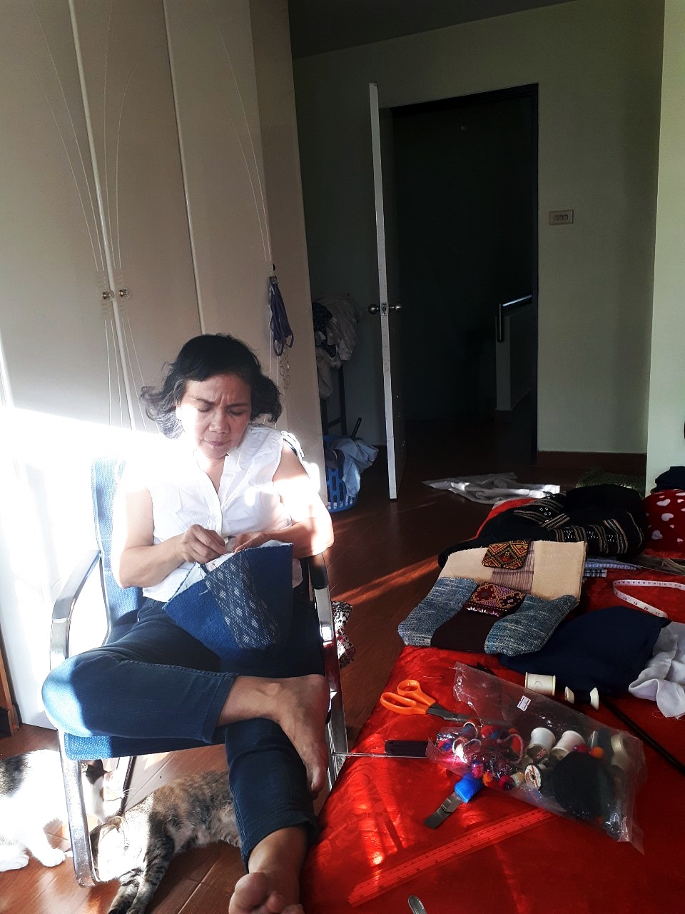 SIVAREE Circular Bag กระเป๋าผ้าไหมลดโลกร้อน ลดพลังงาน ดูแลสิ่งแวดล้อม ราคาพร้อมส่ง ฟ้า,ครีมและแดงไหมเก่า