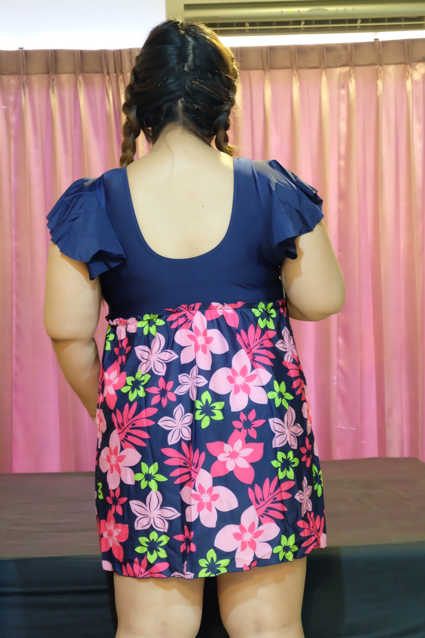 ชุดว่ายน้ำคนอ้วน รอบอก 42-46 เอว 36-46 สะโพก 40-48 นิ้วค่ะชุดยาว 32 นิ้ว ด้านในเป็นขาสั้นไม่แยกชิ้น ยืดหยุ่นดีค่ะ