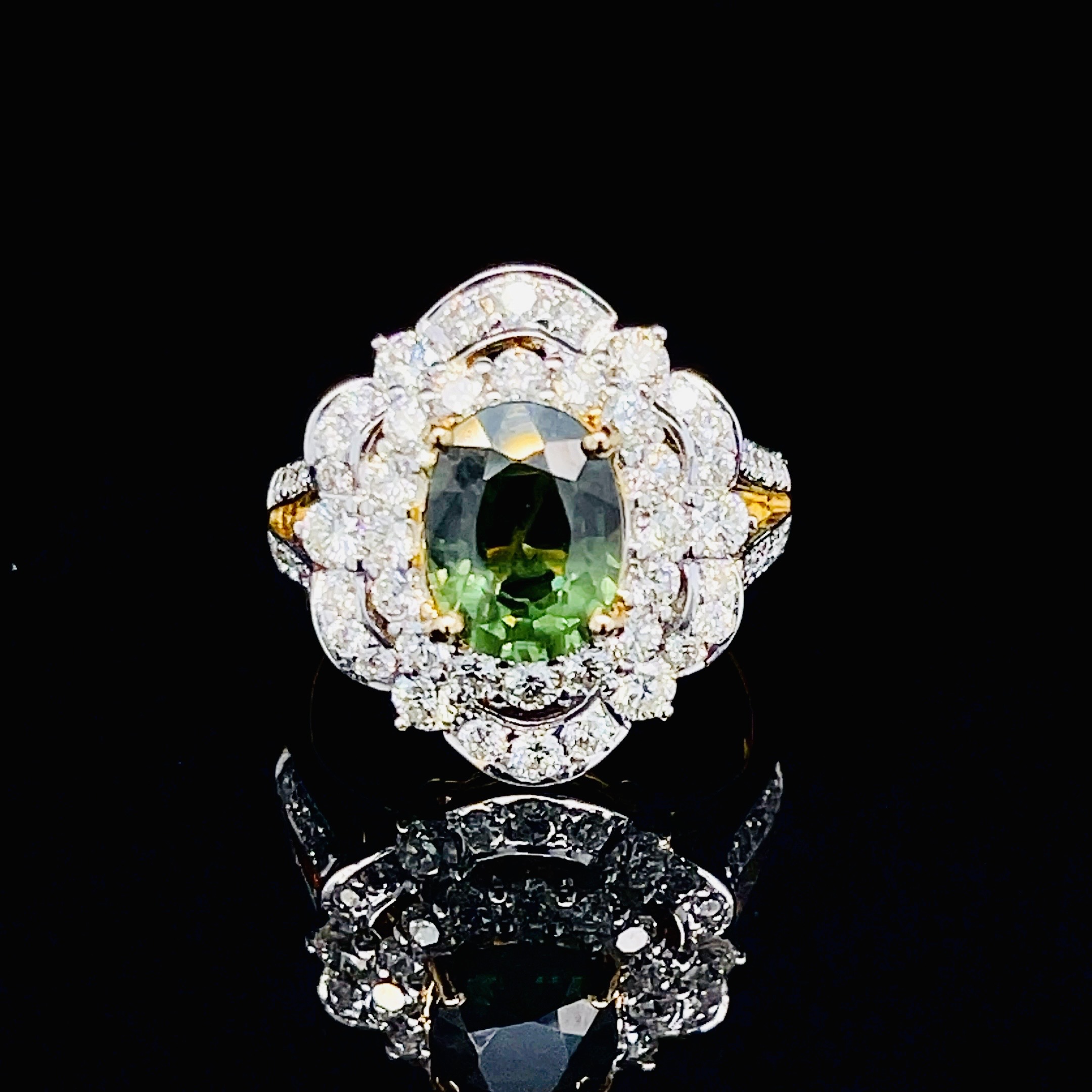 แหวนพลอยเขียวส่องประดับเพชร (Design Cocktail Ring) เขียวส่องเม็ดมาใหม่ สีสวยเหลี่ยมเล่นไฟ เจียระไนแบบเหลี่ยมเพชรรูปไข่ (Oval Shape) ล้อมเพชรสวย ไฟเต็มทุกเม็ด