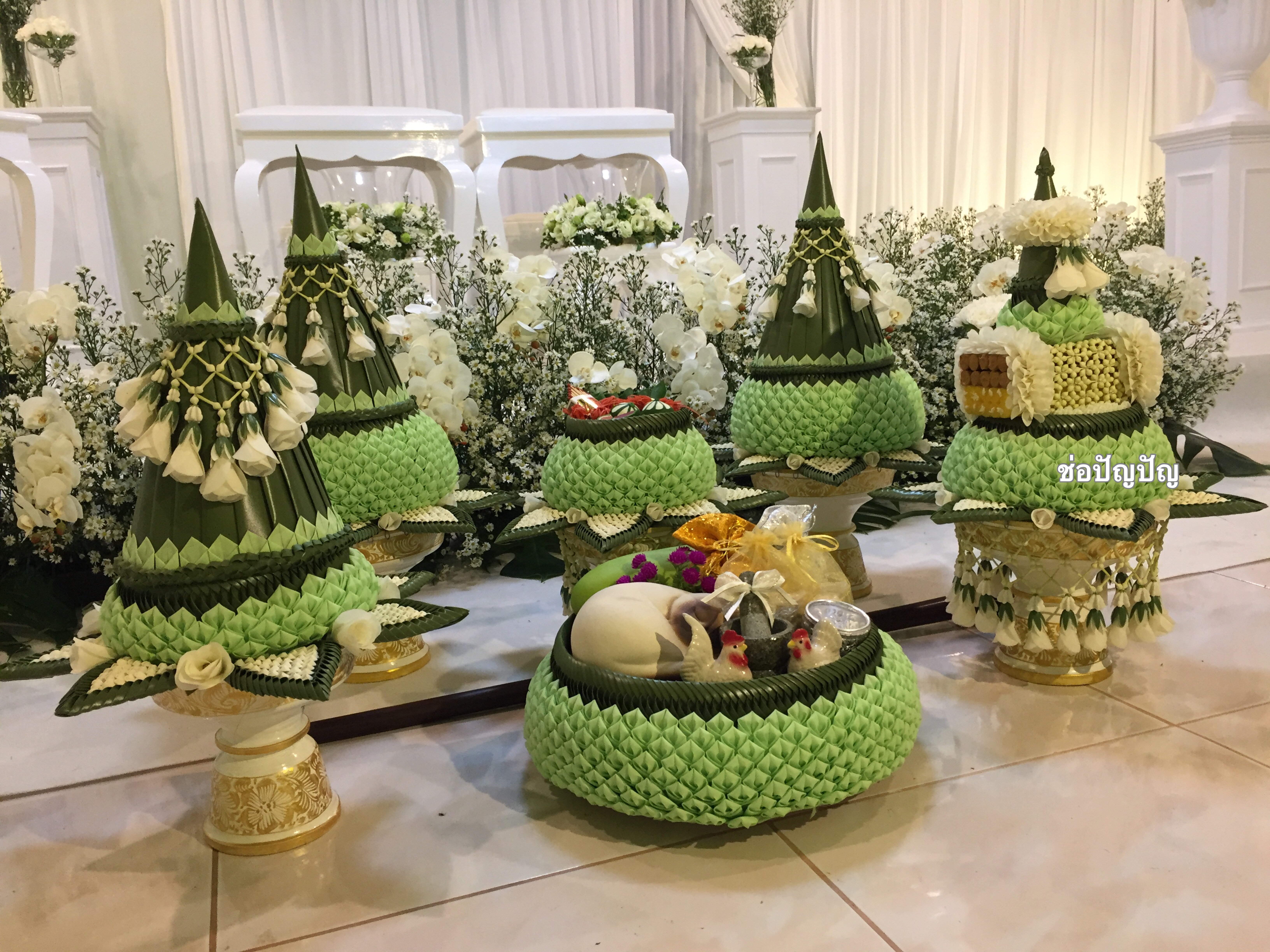 สถานที่หลั่งน้ำสังข์,แบคดรอปหลั่งน้ำสังข์ โทนขาวเขียว