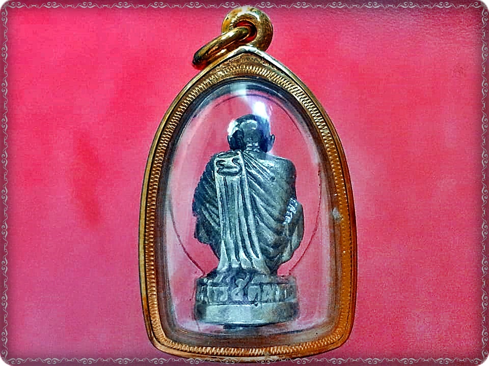 รูปเหมือนหล่อกริ่ง หลวงพ่อคูณ ปริสุทโธ วัดบ้านไร่ รุ่นเสาร์ 5 คูณพันล้าน เนื้อเงิน ปี 2537