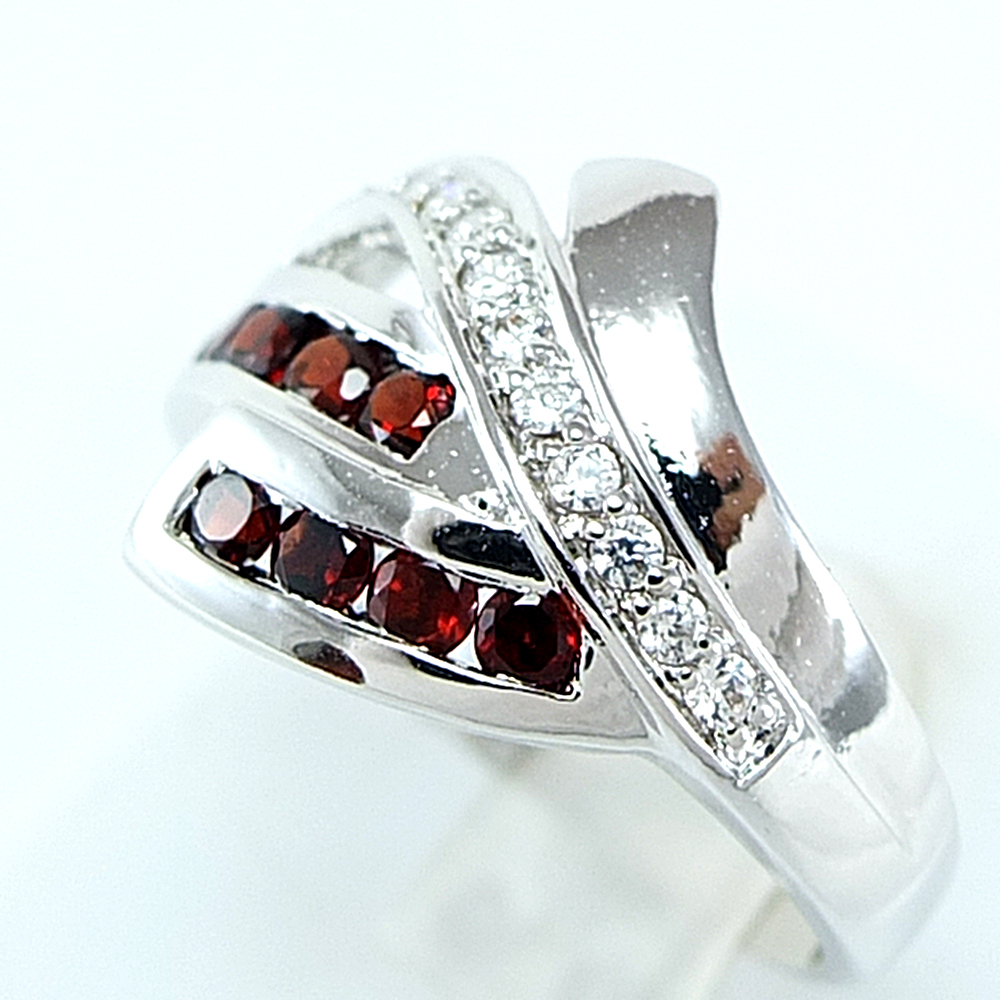 แหวนเงินแท้ราคาถูกชุบทองคำขาว พลอยแท้โกเมน 0.66 กะรัต เพชรCZ 0.091 กะรัต งานประณีตสวยงาม สั่งผลิตค่ะ