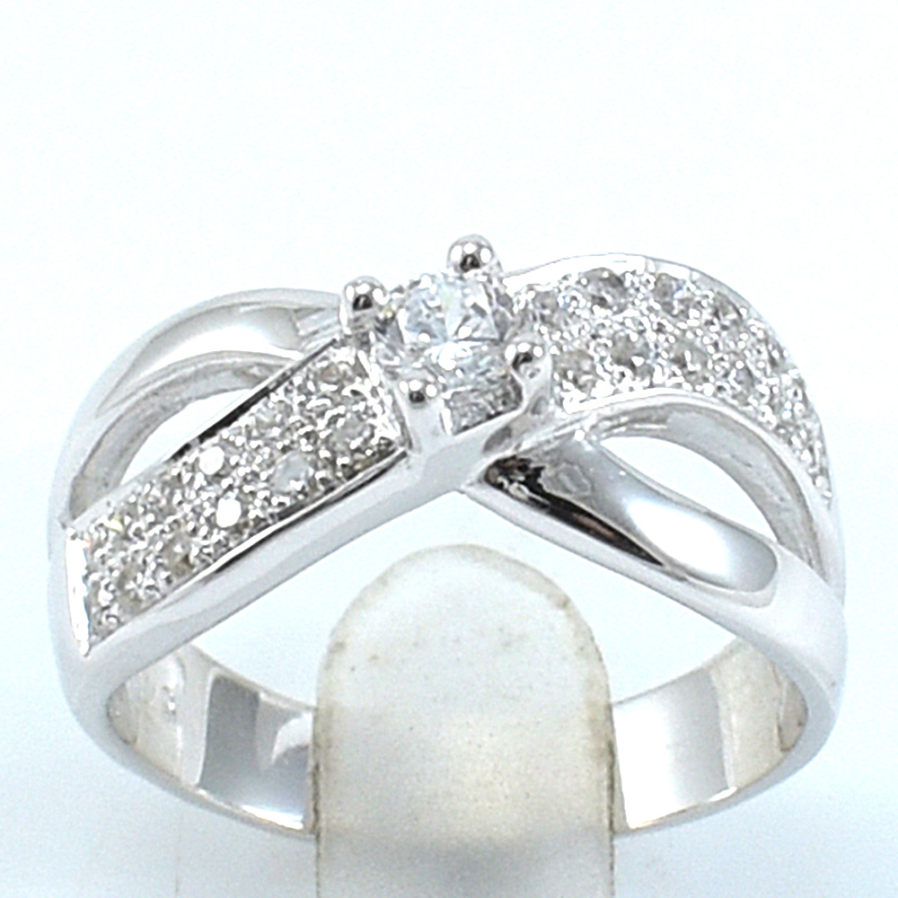 แหวนเงินแท้ราคาถูกชุบทองคำขาว เพชรCZเม็ดกลาง 0.25 กะรัต เพชรCZเม็ดข้าง 0.36 กะรัต งานประณีตสวยงาม สั่งผลิตค่ะ