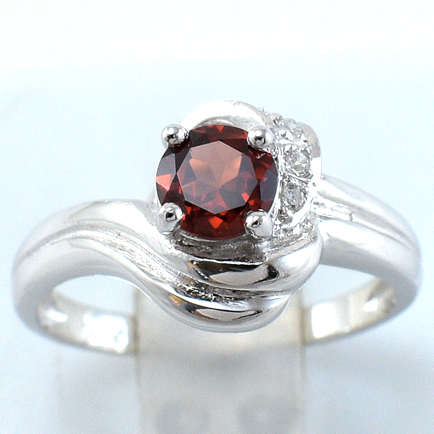 แหวนเงินแท้ราคาถูกชุบทองคำขาว พลอยแท้โกเมน 0.61 กะรัต เพชรCZ 0.034 กะรัต งานประณีตสวยงาม สั่งผลิตค่ะ