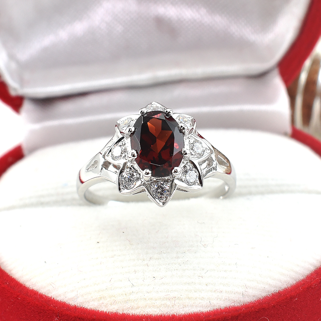 แหวนเงินแท้ราคาถูกชุบทองคำขาว พลอยแท้โกเมน 1.65 กะรัต เพชรCZ 0.24 กะรัต งานประณีตสวยงาม สั่งผลิตค่ะ