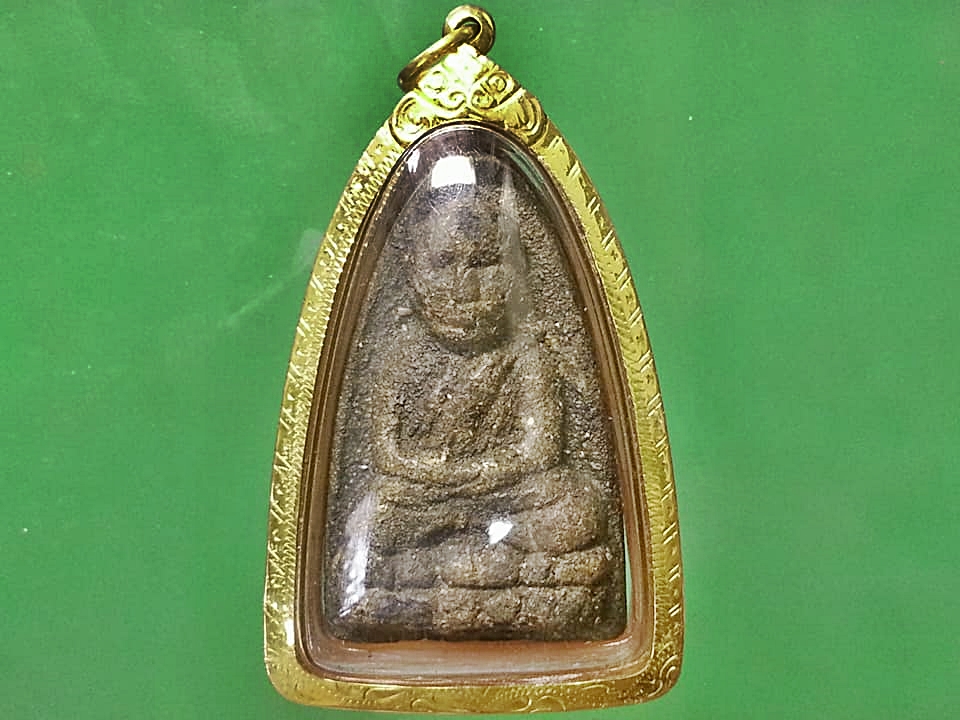 หลวงปู่ทวด วัดช้างให้ เนื้อว่าน เลี่ยมทอง