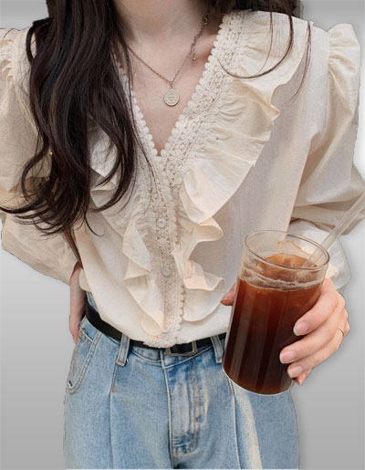 เสื้อแฟชั่นแต่งคอระบายสวยหวาน รหัส2392