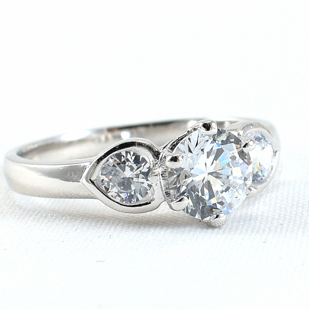 แหวนเงินแท้ราคาถูกชุบทองคำขาว เพชรCZเม็ดกลาง 0.80 กะรัต เพชรCZเม็ดข้าง 0.34 กะรัต งานประณีตสวยงาม สั่งผลิตค่ะ