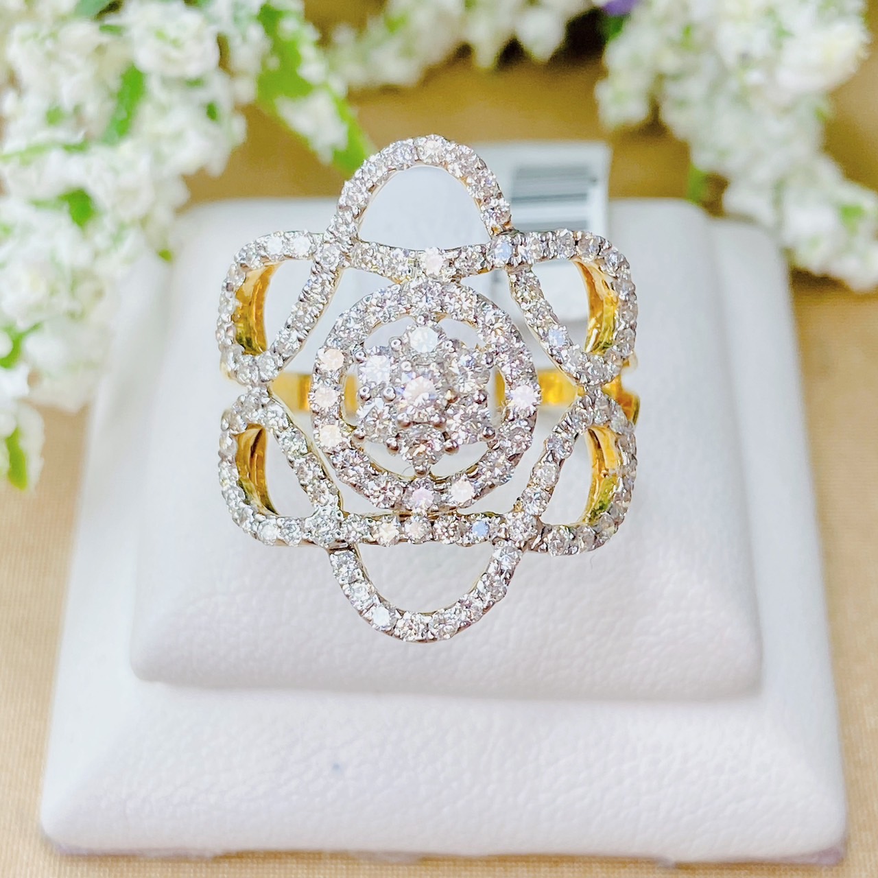 แหวนเพชรกระจุกดอกไม้งานสวย เพชรเล่นไฟสุดๆค่ะ