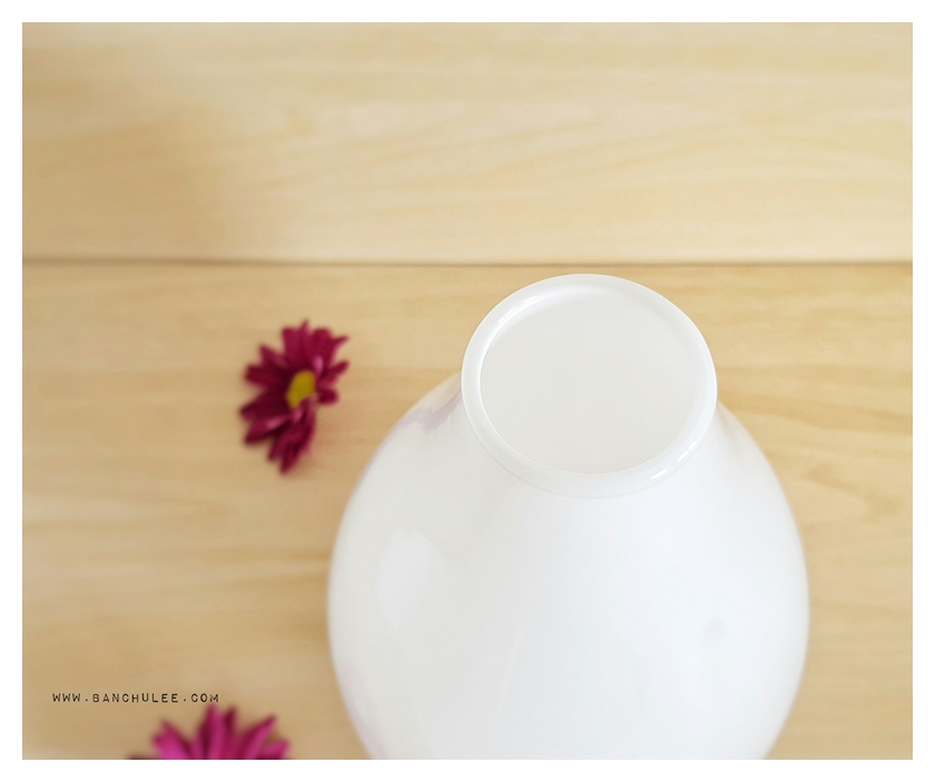 White Oval Glass Vase แจกันแก้วทรงรี สีขาว
