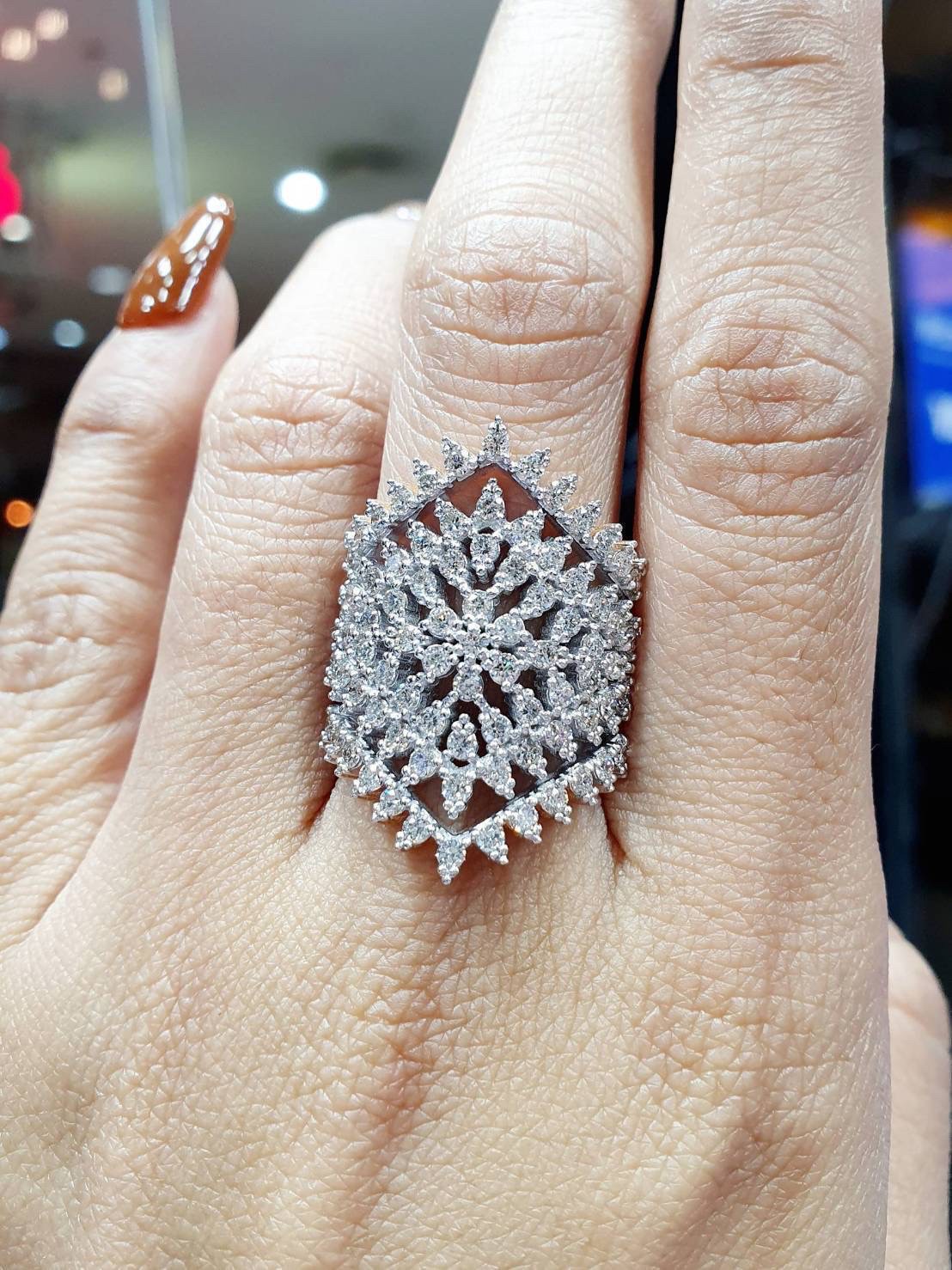 พร้อมส่งและสั่งผลิตแหวนเพชรแท้หน้ากว้างทรงมาคี ดีไซน์มาใหม่ล่าสุด สวยเก๋ชวนมองใส่สวยหรู แหวนแต่งงาน แหวนหมั้น ใส่เที่ยว ออกงาน แหวนทองคำ 18K เพชรเบลเยี่ยมแท้ 1.77 กะรัต 81 เม็ด ราคาถูกมาก ส่งฟรี