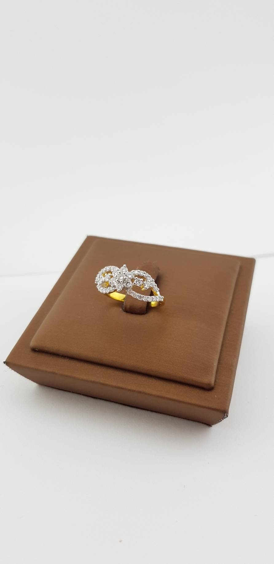 สั่งผลิตเพชรเบลเยี่ยมคัท แหวนแต่งงาน แหวนหมั้น ใส่เที่ยว ออกงาน แหวนทองคำ 18K เพชรแท้ 0.64 กะรัต 2.99 กรัม น้ำ 99 ราคาถูกมาก มีใบรับประกันค่ะ