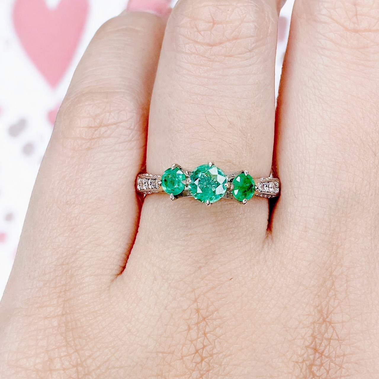แหวนพลอยมรกตแซมเบีย เจียรเหลี่ยมเพชร ฝังแบบ Three stones ชูสูง ให้อารมณ์ตอนใส่ เหมือนใส่เเหวนแบบ Cathedral setting