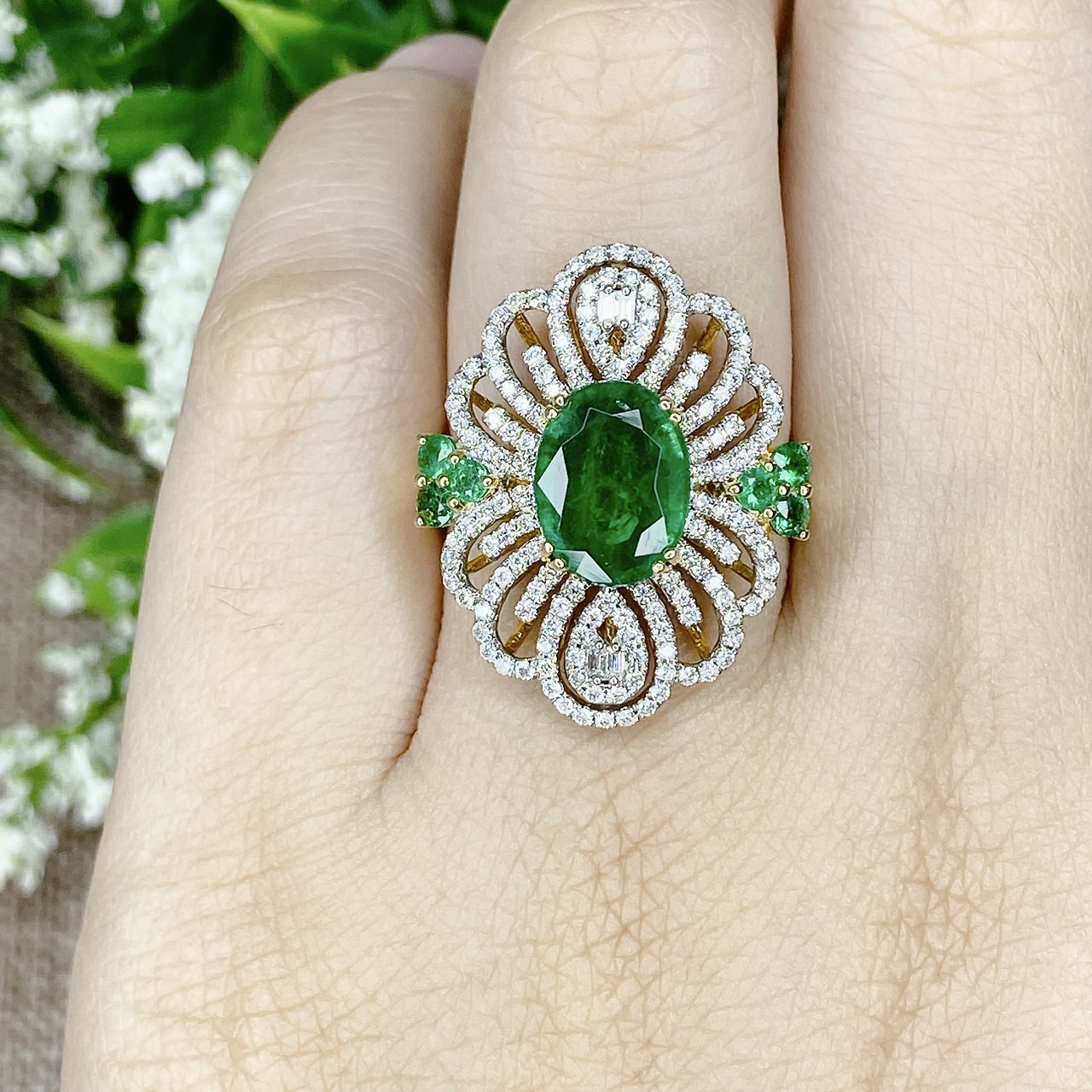 หวนพลอยมรกตแซมเบียสีเขียว Green ล้อมเพชรบริวารโดยรอบแบบวินเทจ ประดับบ่าด้วยแซมเบียชั้นสุดท้าย *** พร้อมเซอร์จาก IGA รับรอง