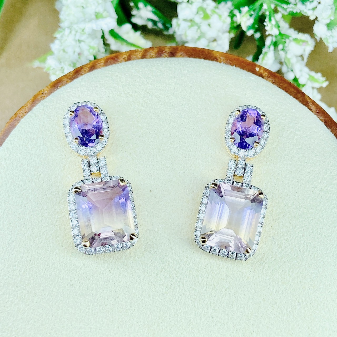 ต่างหู Amethyst&Ametrine ต่างหูพลอยสวยสีม่วงอ่อน ตุ้งติ้งอเมทรินจะเป็นสีม่วงอ่อนเหลือบสีเหลืองอ่อน ล้อมเพชรน้ำร้อยทั้งคู่เลยค่ะ ตัวเรือนทอง ต่างหูคู่นี้งามมากๆค่ะ คู่เป็นงานดีไซน์ปราณีตมากๆค่ะ