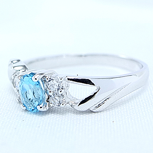 แหวนเงินแท้ราคาถูกชุบทองคำขาว สวิสบลูโทปาซแท้ 0.40 กะรัต เพชรCZ 0.12 กะรัต งานประณีตสวยงาม สั่งผลิตค่ะ