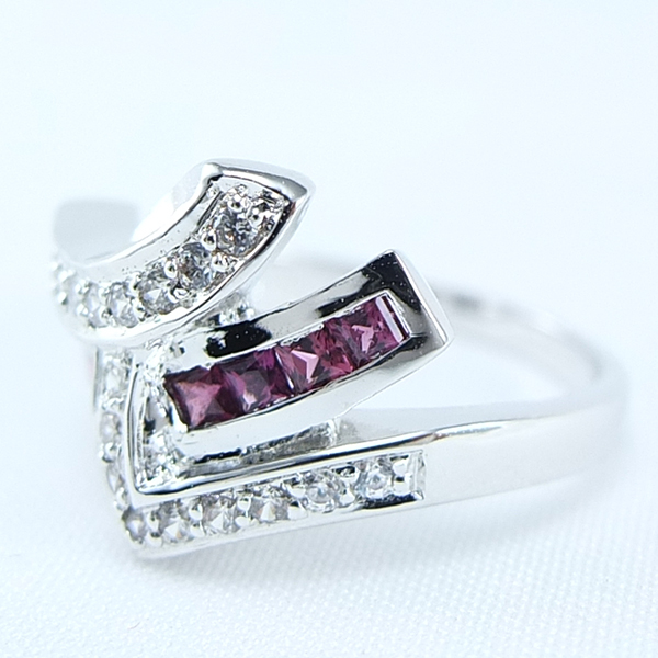 แหวนเงินแท้ราคาถูกชุบทองคำขาว พลอยแท้โรโดไลท์การ์เน็ต 0.42 กะรัต เพชรCZ 0.18 กะรัต งานประณีตสวยงาม สั่งผลิตค่ะ