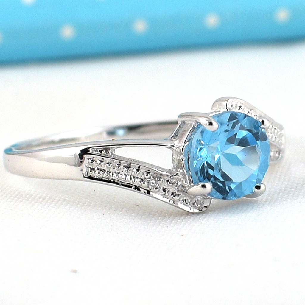 แหวนเงินแท้ราคาถูกชุบทองคำขาว สวิสบลูโทปาซแท้ 0.80 กะรัต เพชรCZ 0.02 กะรัต งานประณีตสวยงาม สั่งผลิตค่ะ