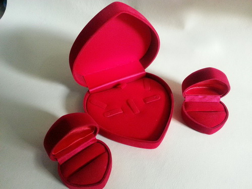 กล่องกำมะหยี่สีแดงรูปหัวใจ (แหวน 2 + สร้อยข้อมือ 1)