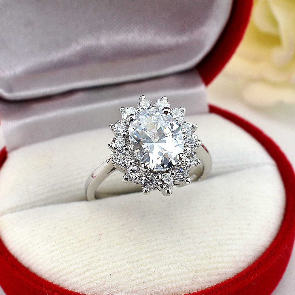 แหวนเงินแท้ราคาถูกชุบทองคำขาว เพชรCZเม็ดกลาง 4.50 กะรัต เพชรCZเม็ดข้าง 0.70 กะรัต งานประณีตสวยงาม สั่งผลิตค่ะ