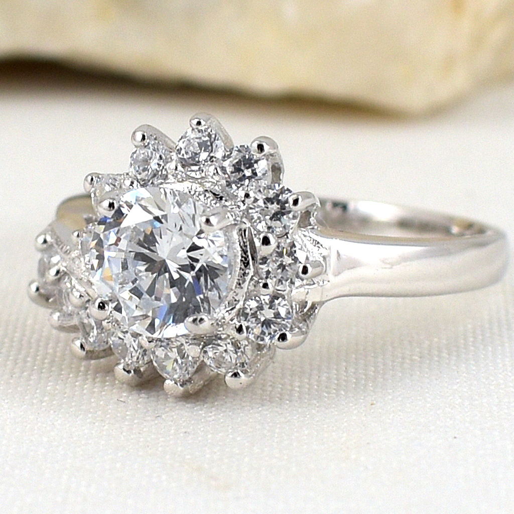 แหวนเงินแท้ราคาถูกชุบทองคำขาว เพชรCZเม็ดกลาง 0.80 กะรัต เพชรCZเม็ดข้าง 0.52 กะรัต งานประณีตสวยงาม สั่งผลิตค่ะ