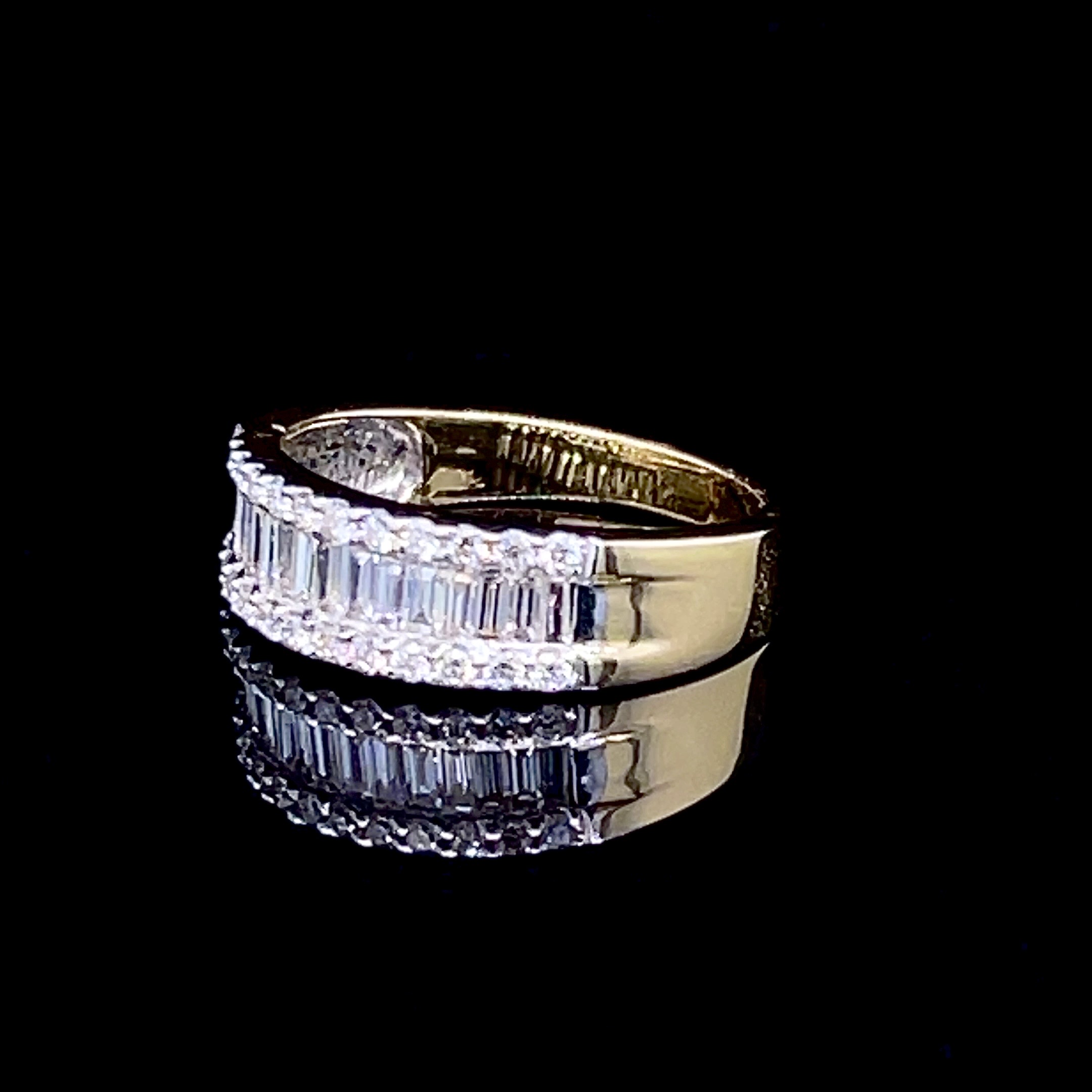 แหวนเพชรแถว Stack ดีไซน์เก๋ ใช้เพชรกลมสลับชั้นกับเพชรบาเก็ต เพิ่มลูกเล่นให้ตัวเรือน