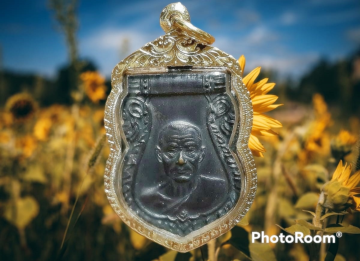 เหรียญเสมาหน้าเลื่อน ปี 2513 หลวงพ่อเงิน จนฺทสุวณฺโณ (พระราชธรรมาภรณ์) วัดดอนยายหอม จ.นครปฐม เลี่ยมทองคำ