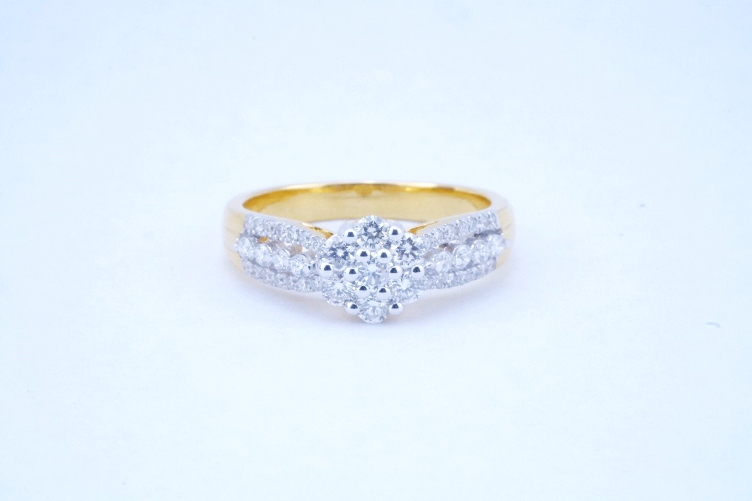 สั่งผลิตเพชรเบลเยี่ยมคัท แหวนแต่งงาน แหวนหมั้น ใส่เที่ยว ออกงาน แหวนทองคำ 18K เพชรแท้ 0.69 กะรัต 4.58 กรัม น้ำ 99 ราคาถูกมาก มีใบรับประกันค่ะ