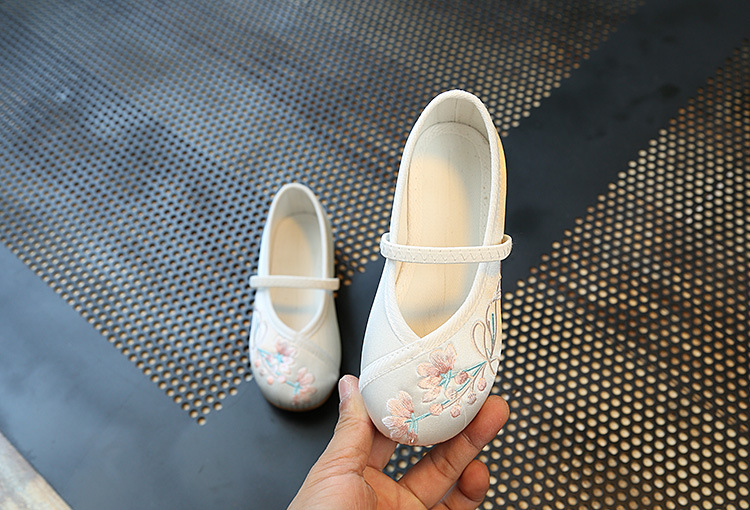 F รองเท้าจีนเด็ก ดอกไม้ขาว