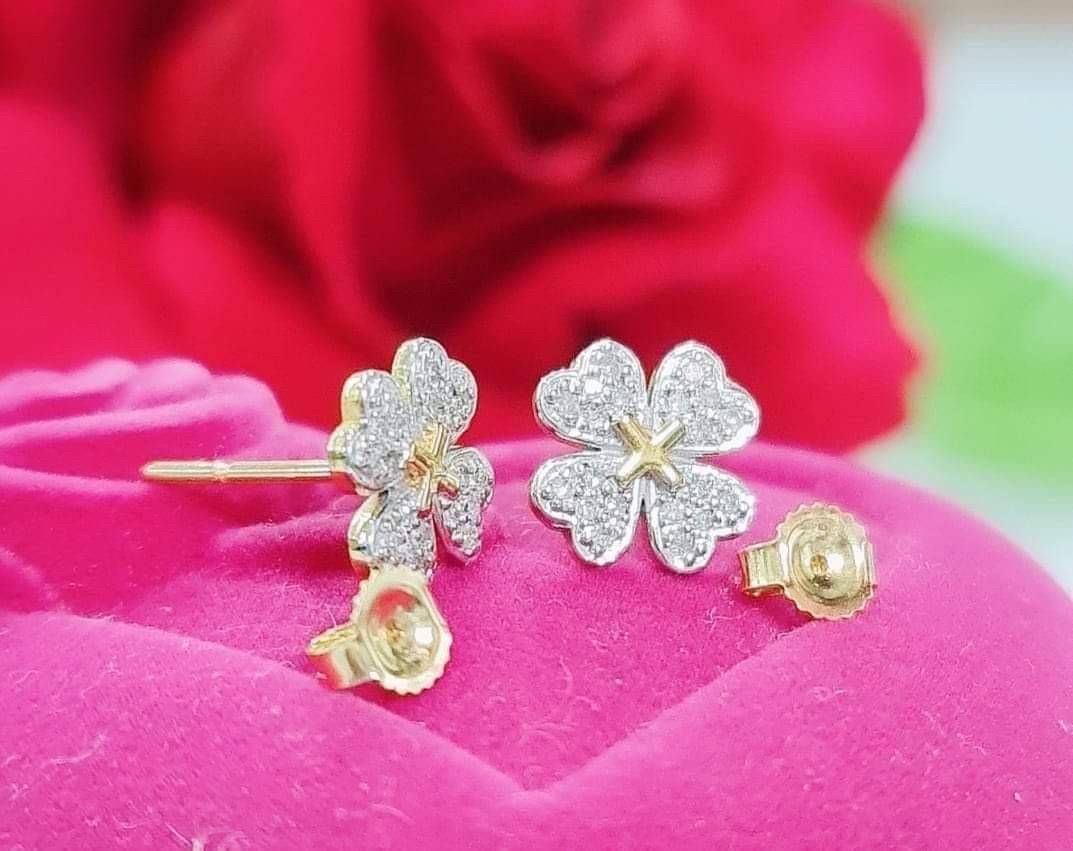 พร้อมส่งและสั่งผลิตต่างหูเพชรใบโคลเวอร์ แต่งงาน หมั้น ใส่เที่ยว ออกงาน ทองคำ9K เพชรแท้ 0.15 กะรัต ราคาถูกมาก ส่งฟรี