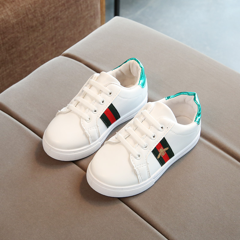 รองเท้าผ้าใบ สีขาว