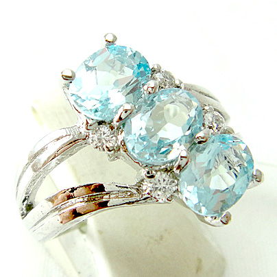 แหวนเงินแท้ราคาถูกชุบทองคำขาว สวิสบลูโทปาซแท้ 2.85 กะรัต เพชรCZ 0.12 กะรัต งานประณีตสวยงาม สั่งผลิตค่ะ