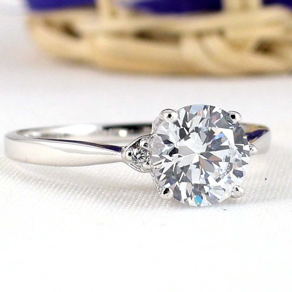 แหวนเงินแท้ราคาถูกชุบทองคำขาว เพชรCZเม็ดกลาง 1.25 กะรัต เพชรCZเม็ดข้าง 0.02 กะรัต งานประณีตสวยงาม สั่งผลิตค่ะ