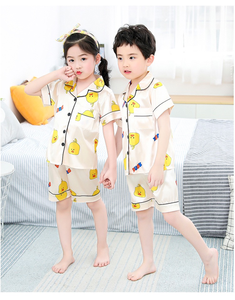 ชุดนอนเด็ก ชุดนอนผ้าซาติน แขนสั้น แบบมีลาย
